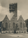860192 Gezicht op de restauratie van de toren van de Jacobikerk (Jacobskerkhof) in Wijk C te Utrecht. De armenhuisjes, ...